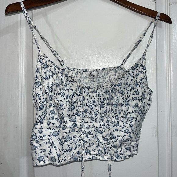 Hollister Blue and White Floral Keyhole Crop Top NWT — Medium - Picture 2 of 6